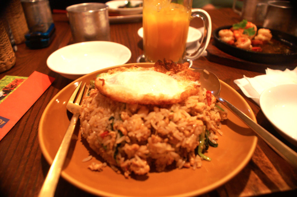 Mahlzeit in einem Thai-Restaurant in Tokio