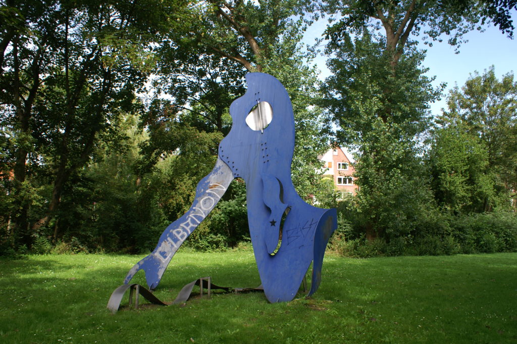 Ein Park in Emden mit einer Kunstinstallation