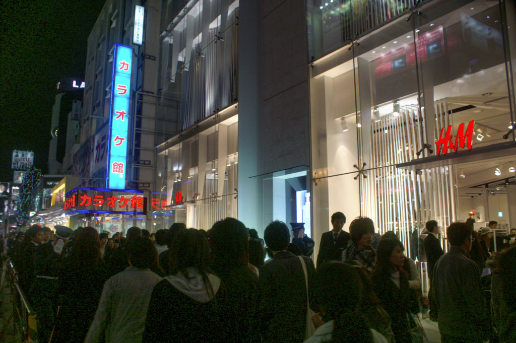 Crowd in front of H&M