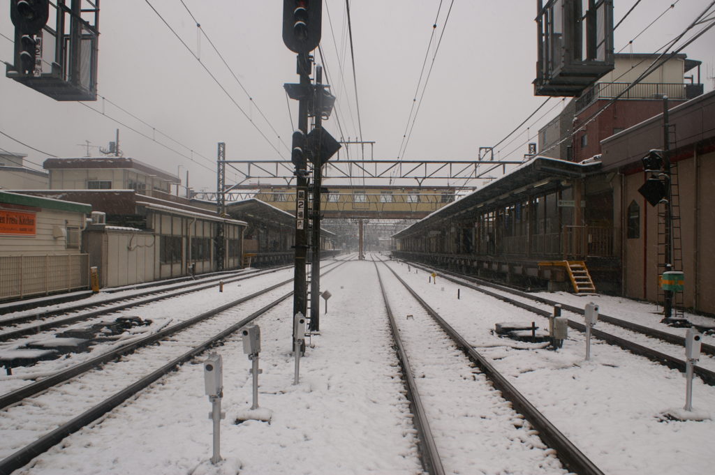 Schneebedeckte Bahngleise