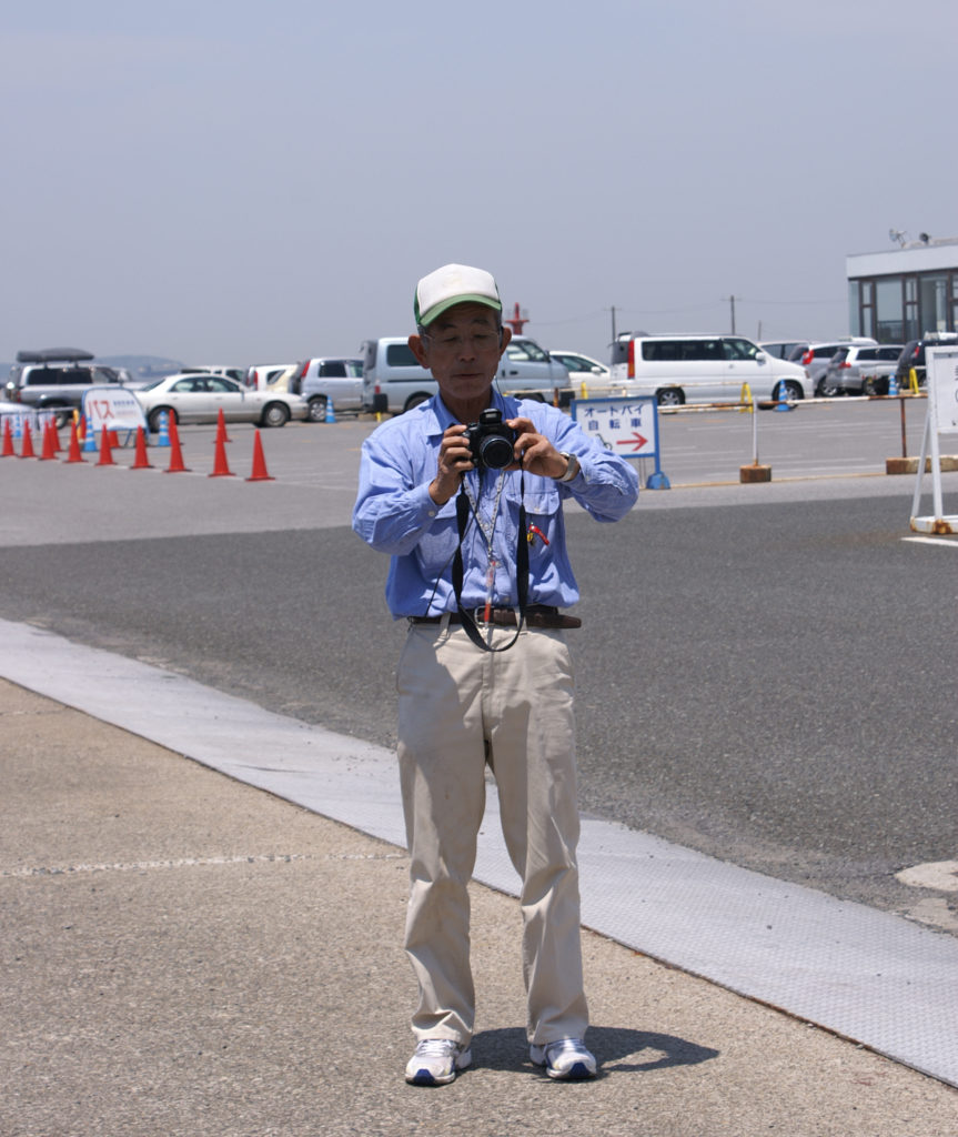 Japanischer Mann beim Fotografieren