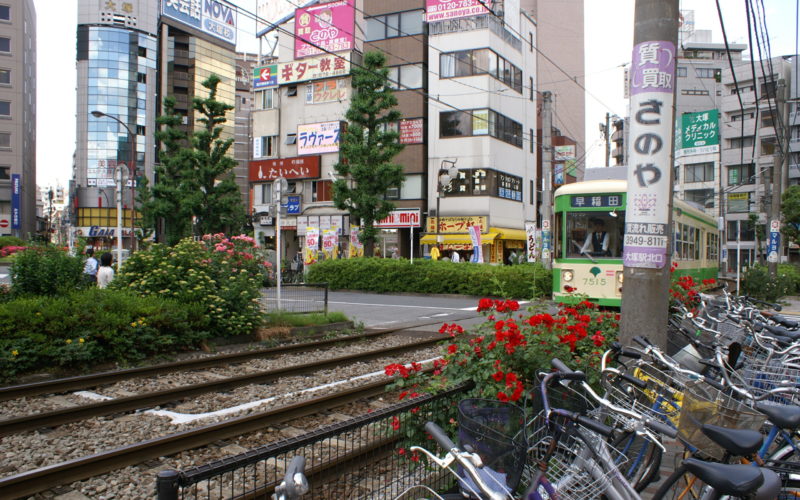Otsuka: rail lines with train approaching