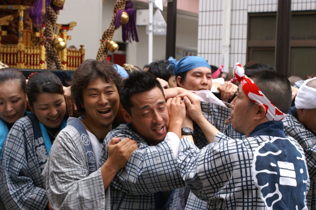 Japaner tragen einen Schrein