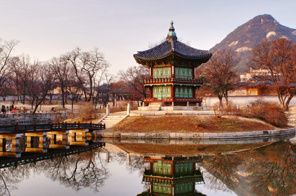 Hyangwonjeong, Spiegelung auf dem Wasser