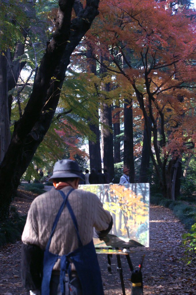 Ein japanischer Maler malt ein Bild des Herbstlaubs.