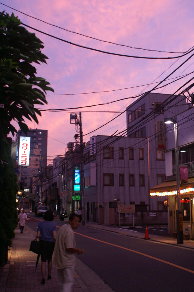 Einkaufsstraße bei Sonnenuntergang