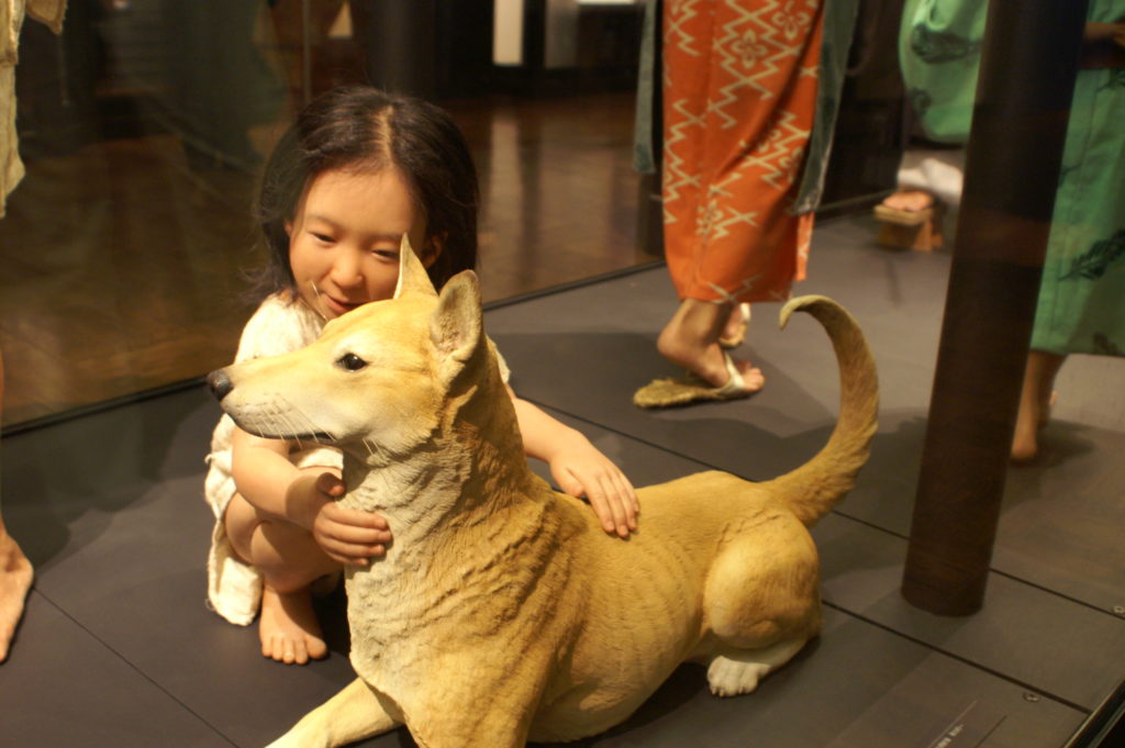 Mädchen und Hundefiguren