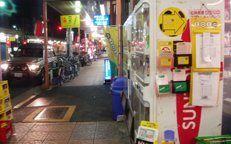 Night walk in Tokyo: Vending machine and shops