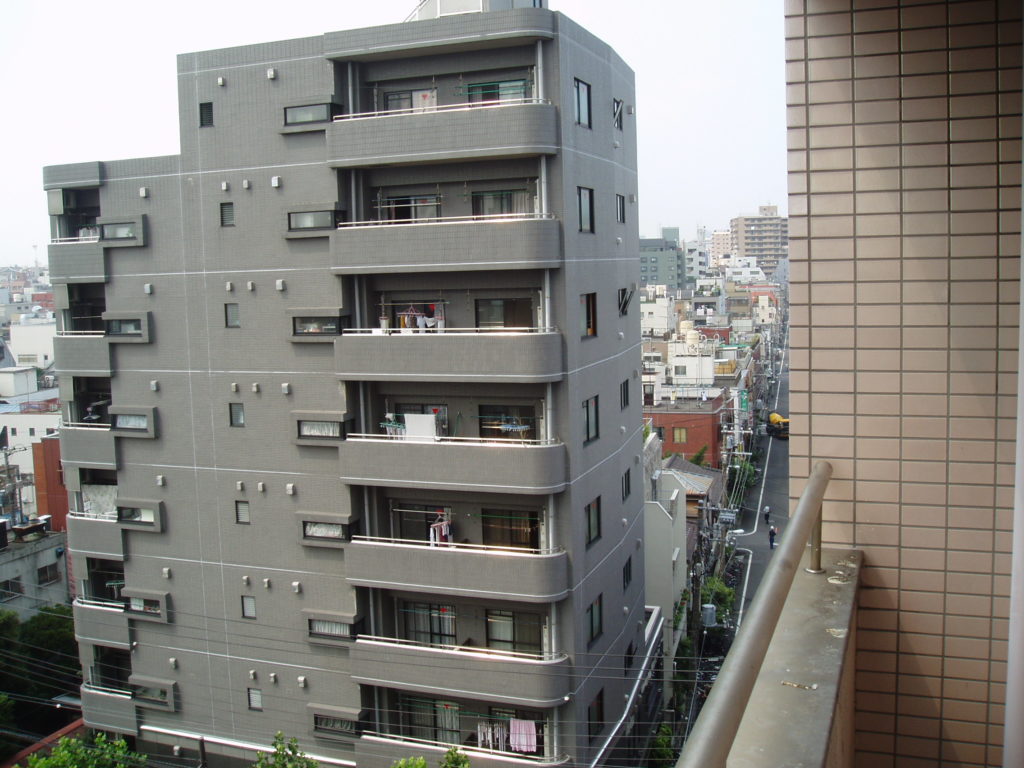 Blick vom Balkon: Ein Wohnhaus