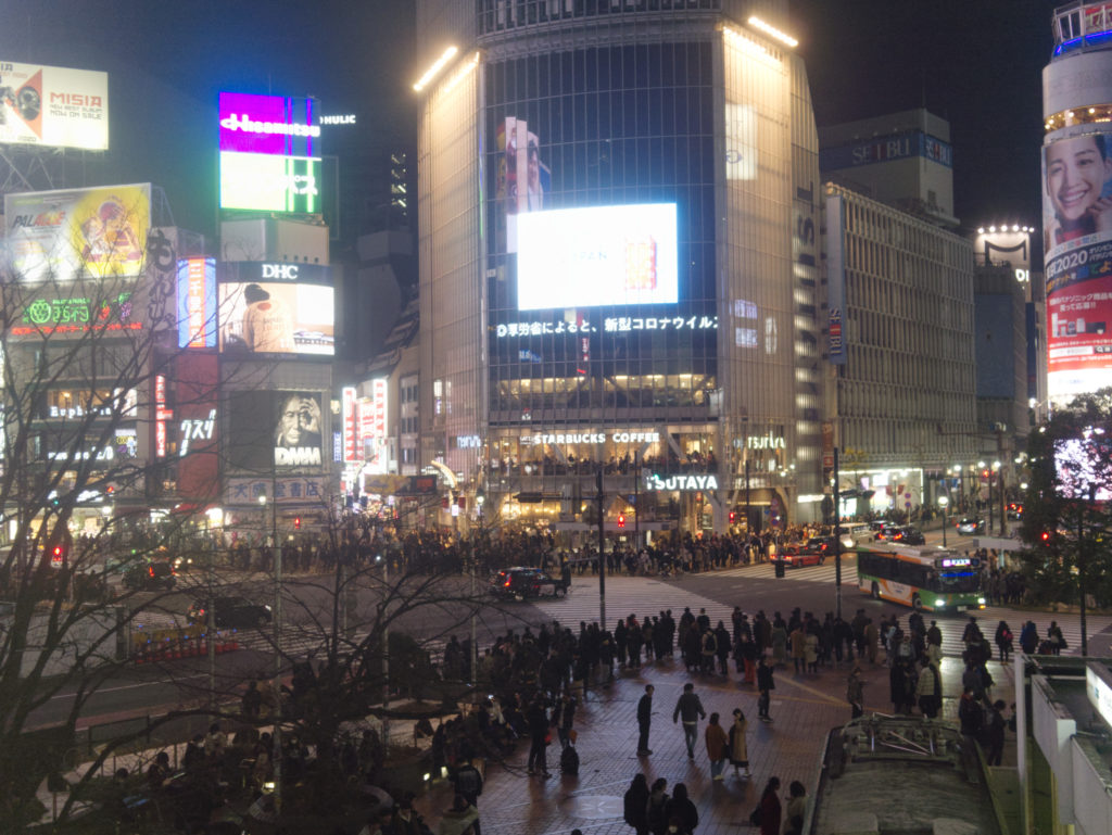 Mit Blick auf Shibuya und Grüner Frosch Zug bei Nacht