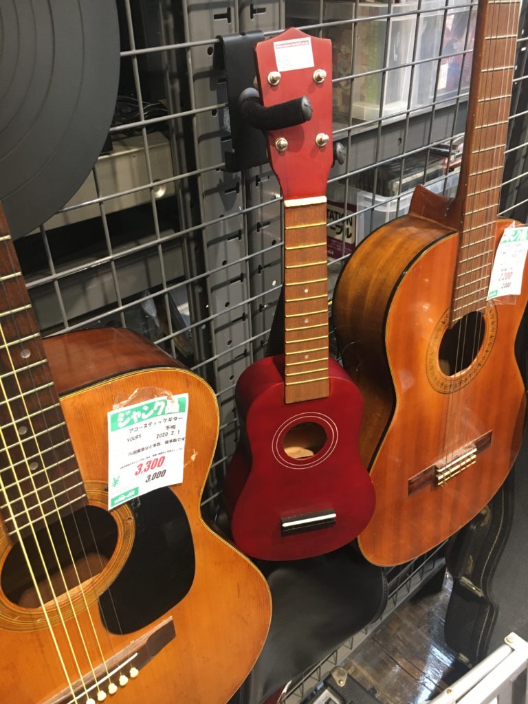 Hard Off recycle store: Junk guitars