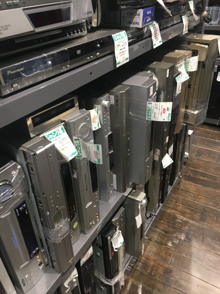 Hard Off: DVD players, VHS recorders