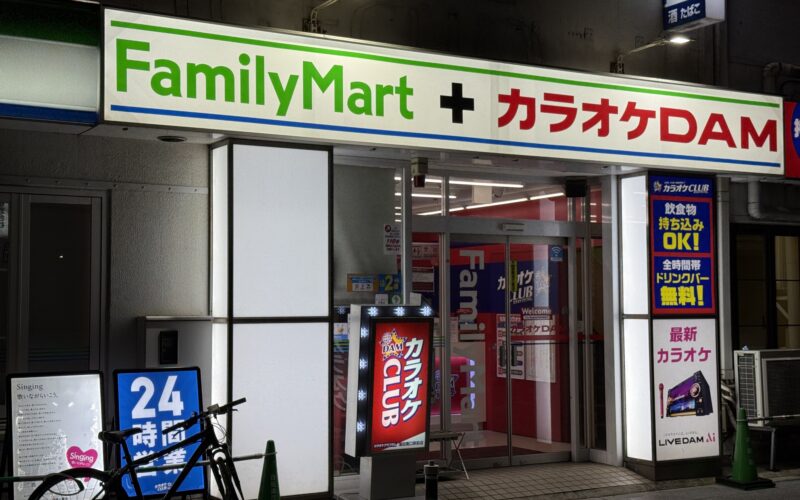 FamilyMart + Karaoke DAM