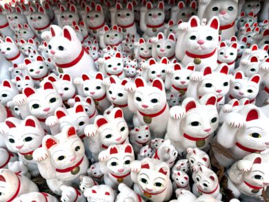 Hundreds of Maneki neko