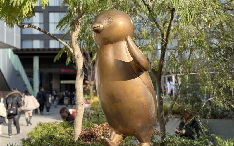 The bronze statue at the Suica Penguin Square